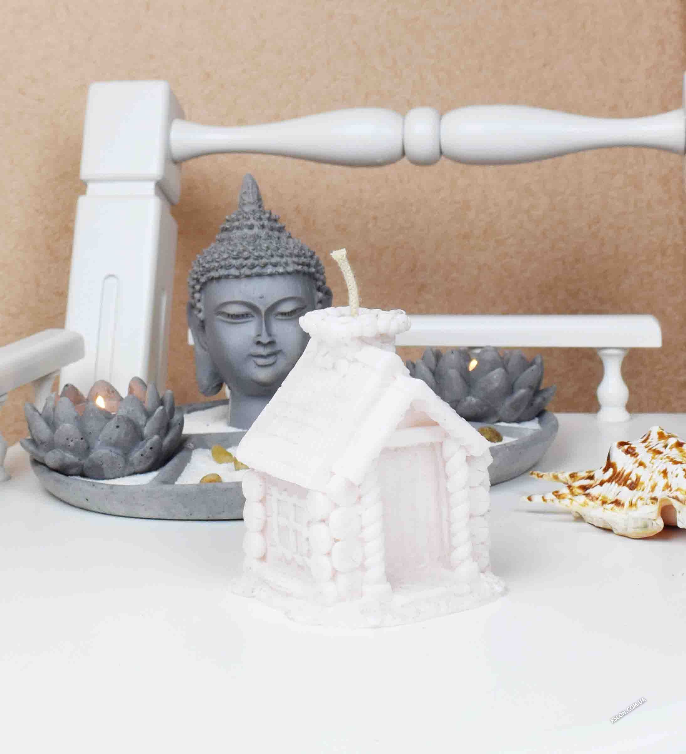 Свічка "будиночок зруб".Колір:Білий висота:11см. Матеріал: парафін.